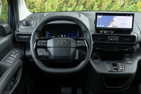 Rodzinne samochody elektryczne z gamy Toyota Professional od 141 500 zł z dotacją NaszEauto 