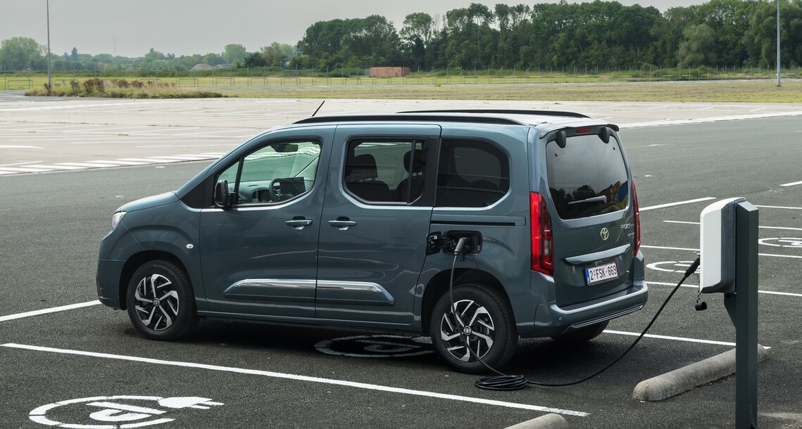 Rodzinne samochody elektryczne z gamy Toyota Professional od 141 500 zł z dotacją NaszEauto 