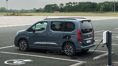 Rodzinne samochody elektryczne z gamy Toyota Professional od 141 500 zł z dotacją NaszEauto 