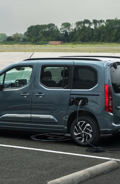 Rodzinne samochody elektryczne z gamy Toyota Professional od 141 500 zł z dotacją NaszEauto 