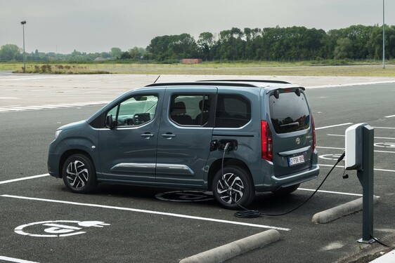 Rodzinne samochody elektryczne z gamy Toyota Professional od 141 500 zł z dotacją NaszEauto 