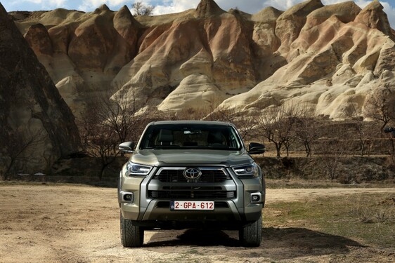 Toyota Hilux z napędem Mild-hybrid 48V to elektryfikacja bez kompromisów w terenie