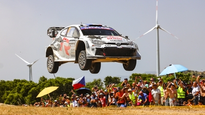  Ogier s Toyotou po dramatické jízdě na Sardinii slaví triumf