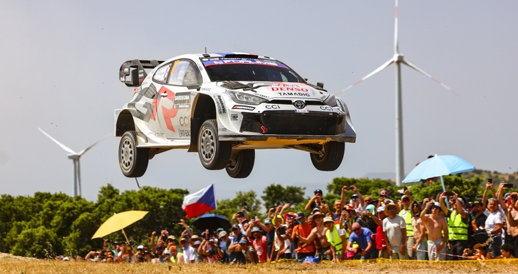 TOYOTA GAZOO Racing i Sébastien Ogier odnoszą spektakularny triumf na Sardynii