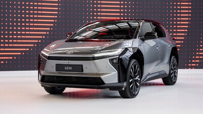 Nová elektrická Toyota bZ4X má rychlejší nabíjení, vyšší výkon a delší dojezd