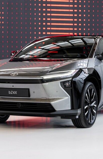 Nová elektrická Toyota bZ4X má rychlejší nabíjení, vyšší výkon a delší dojezd