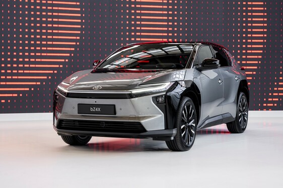 Nová elektrická Toyota bZ4X má rychlejší nabíjení, vyšší výkon a delší dojezd