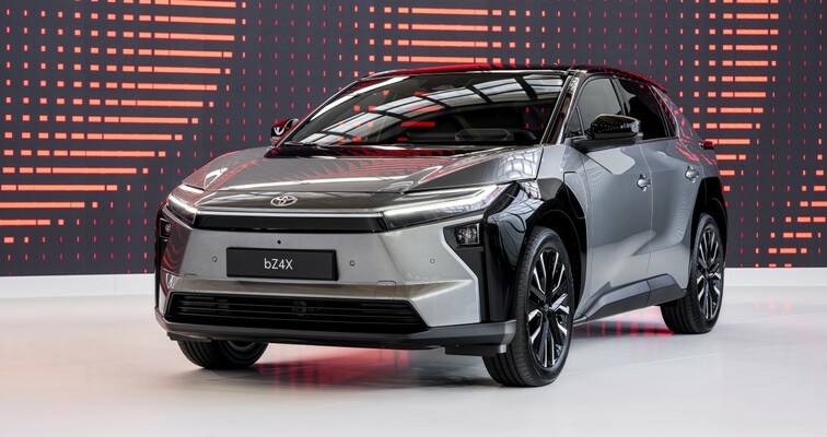 Nová elektrická Toyota bZ4X má rychlejší nabíjení, vyšší výkon a delší dojezd