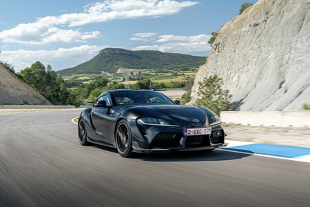 Toyota GR Supra przesuwa granice osiągów. Limitowane wersje specjalne A90 Final Edition oraz Lightweight EVO