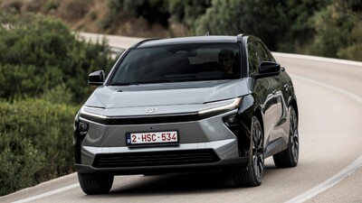 Nowa Toyota bZ4X. Elektryczny SUV ma teraz większą moc, jest wydajniejszy i bardziej komfortowy