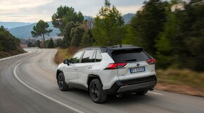 Toyota sprzedała w Polsce ponad 50 000 hybrydowych RAV4	