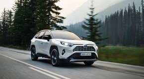 Toyota sprzedała w Polsce ponad 50 000 hybrydowych RAV4	