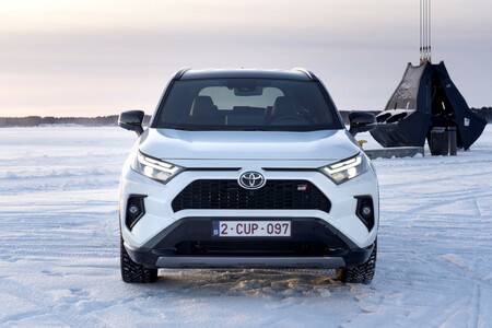 Toyota sprzedała w Polsce ponad 50 000 hybrydowych RAV4	