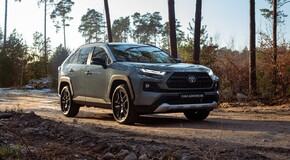 Toyota sprzedała w Polsce ponad 50 000 hybrydowych RAV4	