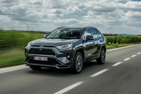 Toyota sprzedała w Polsce ponad 50 000 hybrydowych RAV4	