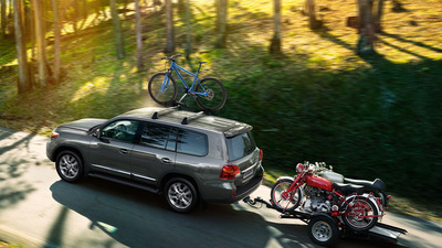 Efektowny wygląd, lepsza ochrona i większe możliwości transportowe. Pełna oferta oryginalnych akcesoriów Toyoty dopasowanych do każdego modelu