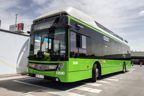 Autobus z wodorowym napędem Toyoty wozi pasażerów w Madrycie