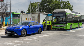 Autobus z wodorowym napędem Toyoty wozi pasażerów w Madrycie