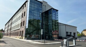 Prodejce Toyoty Autostyl otevřel v Trutnově unikátní prémiový showroom pro ojeté vozy