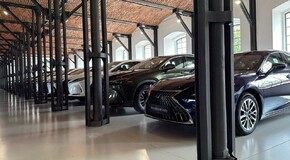 Prodejce Toyoty Autostyl otevřel v Trutnově unikátní prémiový showroom pro ojeté vozy