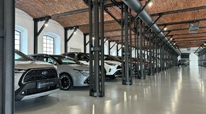 Prodejce Toyoty Autostyl otevřel v Trutnově unikátní prémiový showroom pro ojeté vozy