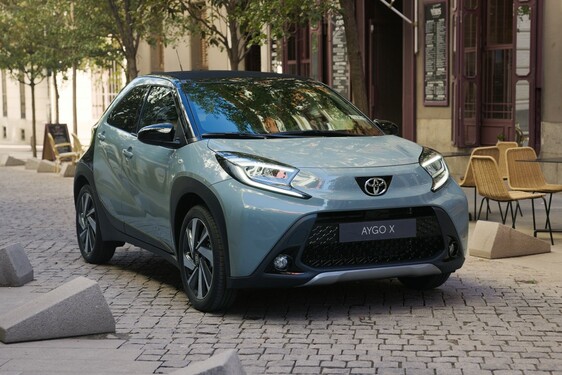 Toyota Aygo X z roku modelowego 2024 z większymi ekranami, nowymi lakierami oraz pakietami dodatkowymi