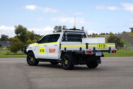 Elektryczna Toyota Hilux na 12-miesięcznych testach w porcie przeładunkowym rudy żelaza