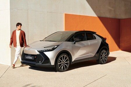 Nowa Toyota C-HR w wersji GR SPORT Premiere Edition oraz z hybrydą plug-in ze specjalnie dostrojonym zawieszeniem