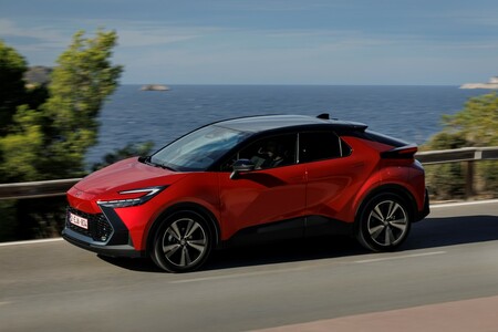 Toyota C-HR teraz z rabatem do 24 tys. zł. Oszczędne hybrydy i hybrydy plug-in w specjalnej ofercie