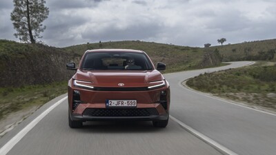 Elektromos erő, precíz irányíthatóság: így vezet a Toyota C-HR+