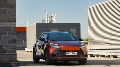 Hybrydowa Toyota C-HR z jeszcze wyższymi rabatami. Oszczędny napęd, bogate wyposażenie i ponad 17 000 zł korzyści