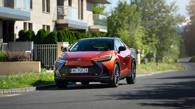 Hybrydowa Toyota C-HR w specjalnej ofercie. Ponad 15 000 zł rabatu na bogato wyposażone samochody z 2026 roku produkcji