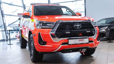 Společnost Auto Eder předala hasičům pět vyprošťovacích vozů Toyota Hilux