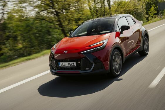 Plug-in hybridní pohon je teď cenově ještě dostupnější. Seznamte se s modely Toyota C-HR, RAV4 a Prius v atraktivní akční nabídce