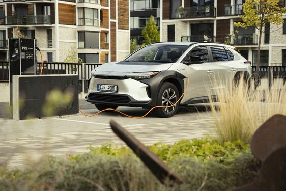 Toyota dodá státním úřadům až 515 elektromobilů Toyota bZ4X