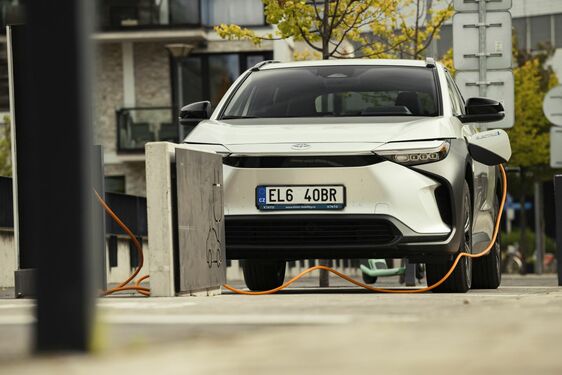 Toyota v Evropě už prodala 6 milionů elektrifikovaných aut, strategie s více pohony se vyplácí