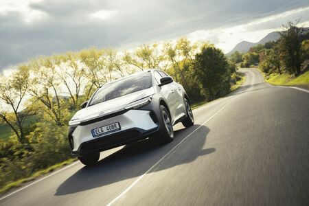 Toyota nadělila elektrickému bZ4X rychlejší nabíjení a větší pohodlí 