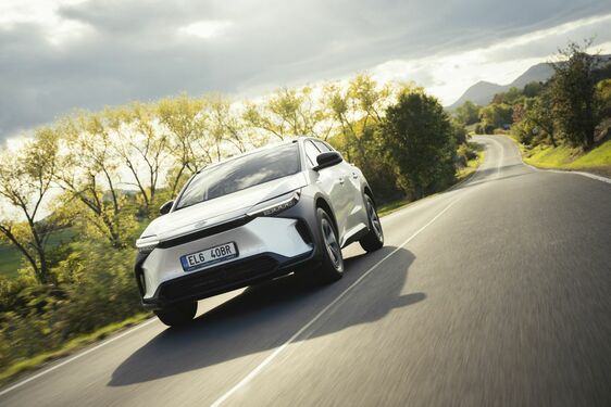 Toyota nadělila elektrickému bZ4X rychlejší nabíjení a větší pohodlí 