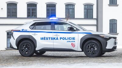 Městská policie Jihlava dostala elektrickou Toyotu bZ4X od Auto Eder 