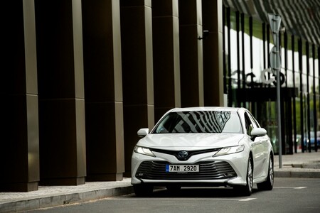 Hybridy výhodněji: Ke státní podpoře nabízí Toyota i vlastní hybridní dotace