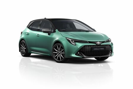 Toyota Corolla z roku modelowego 2024 z cyfrowym kluczykiem, klimatyzacją z systemem nanoe X™ oraz nowymi lakierami