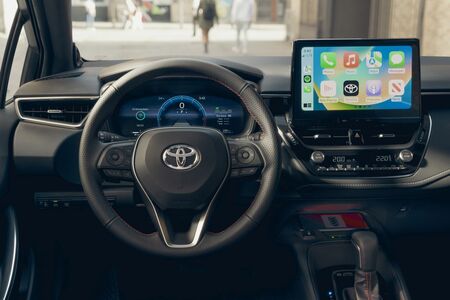 Toyota Corolla z roku modelowego 2024 z cyfrowym kluczykiem, klimatyzacją z systemem nanoe X™ oraz nowymi lakierami