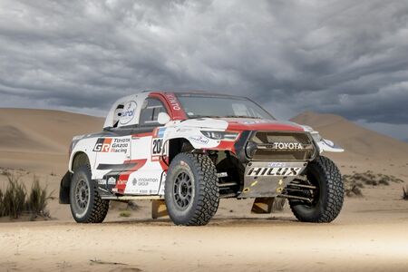 Trzy załogi TOYOTA GAZOO Racing w ulepszonych Toyotach GR DKR Hilux T1+ na Rajd Dakar 2023