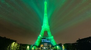  Eiffelovu vežu rozžiarilo svetlo z vodíka