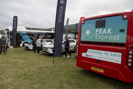 Test wodorowych autobusów Toyoty w Parku Narodowym Peak District w Wielkiej Brytanii