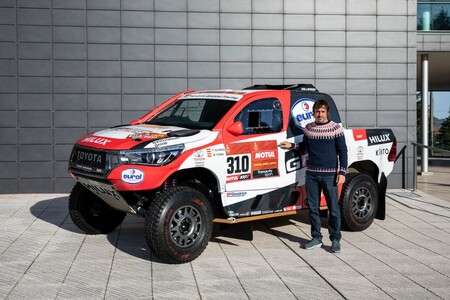 Toyota Hilux Dakar trafiła do muzeum Fernando Alonso 