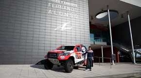 Toyota Hilux Dakar trafiła do muzeum Fernando Alonso 