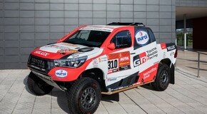 Toyota Hilux Dakar trafiła do muzeum Fernando Alonso 