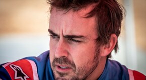 Fernando Alonso testuje Toyotu Hilux v úprave pre Dakar 