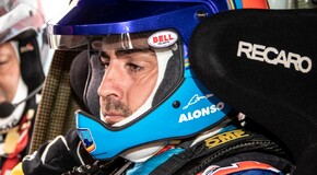 Fernando Alonso testuje Toyotu Hilux v úprave pre Dakar 